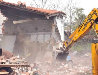 Έτοιμη η λίστα με τα πρώτα 100 κατεδαφιστέα αυθαίρετα - Άμεσα αρχίζουν οι κατεδαφίσεις